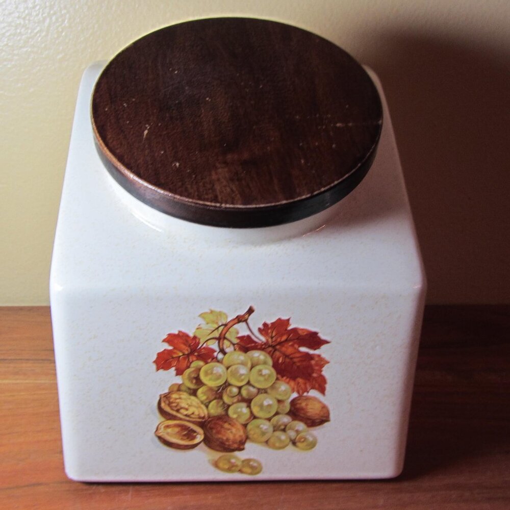 Hyalyn Pottery Canister vintage fruit Pattern wood Lid retro (W4742)